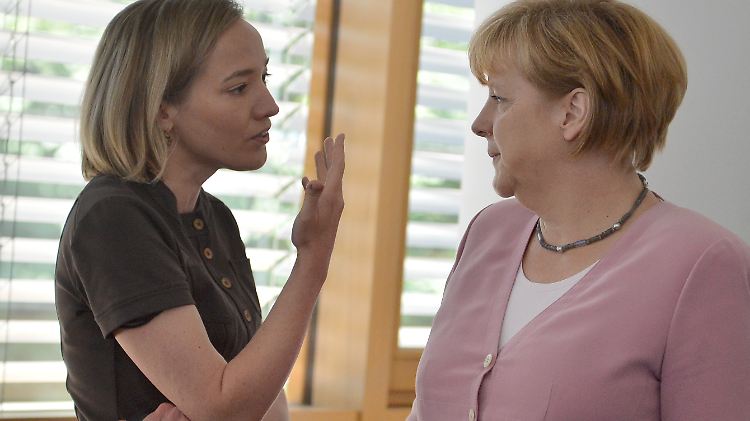 Kanzlerin Angela Merkel und ihre damalige Familienministerin Kristina Schröder im Juli 2013
