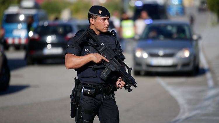 Anti-Terroreinsatz nahe Barcelona: Schwer bewaffnete Einsatzkräfte sichern die Straßen ab.