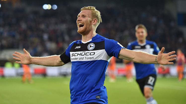 Andreas Voglsammer bejubelt den Treffer zum 2:0 für die Arminia.