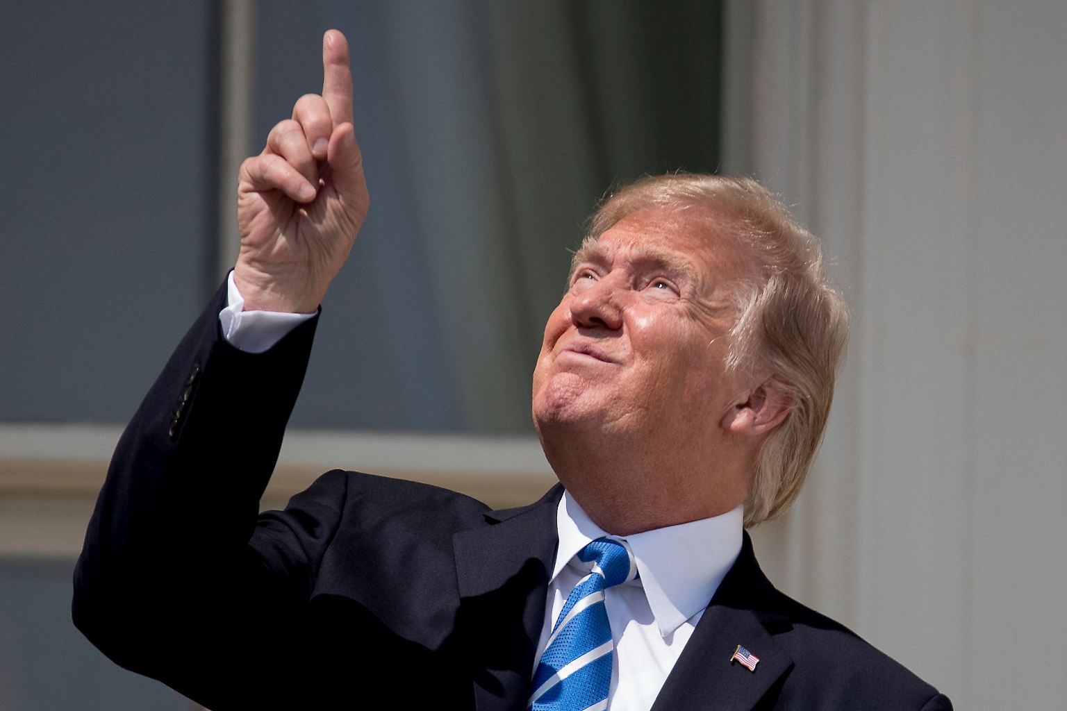 Schauen Sie mal! Dort oben! Ja, genau dort, wo der Präsident der Vereinigten Staaten hinzeigt, oder ... 