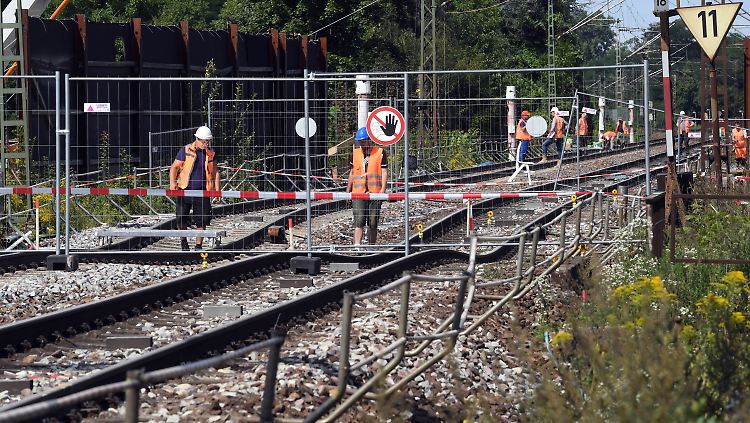 Abgesackte Gleise bei Rastatt.