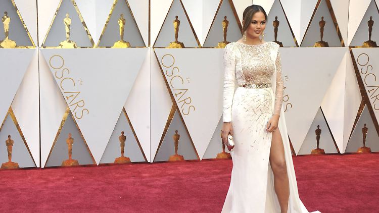 Auch bei den Oscars wartet sicher so manche alkoholische Verführung auf sie: Chrissy Teigen.