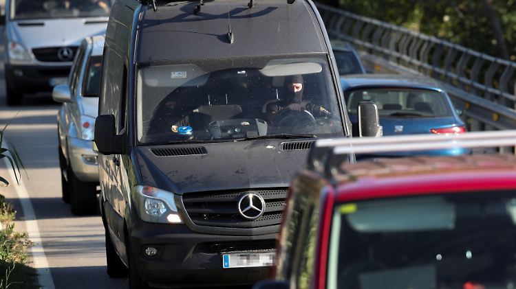 Spezialeinsatzkräfte der Polizei am Einsatzort in Subirats: Terrorfahnder konzentrieren sich auf das Umfeld der Hauptverdächtigen.