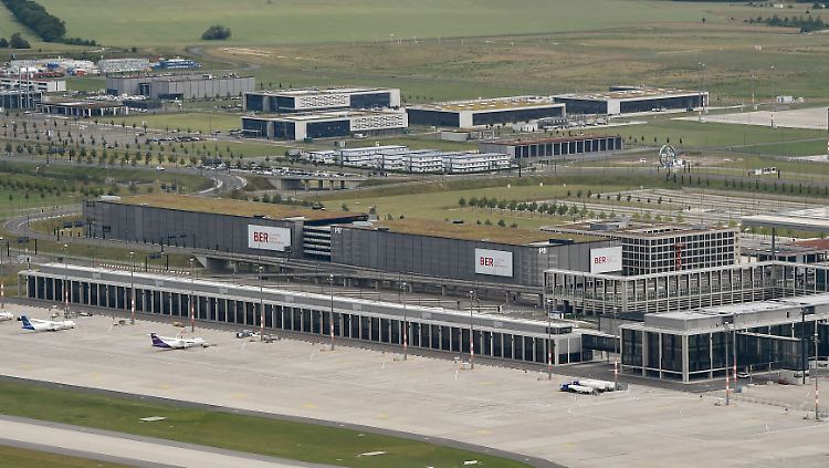 Der BER hat das gesamte Südpier für Air Berlin gebaut, mit neun Fluggastbrücken und einer Lounge mit 200 Plätzen. Im Transferbereich sollten die Reisenden fleißig konsumieren.