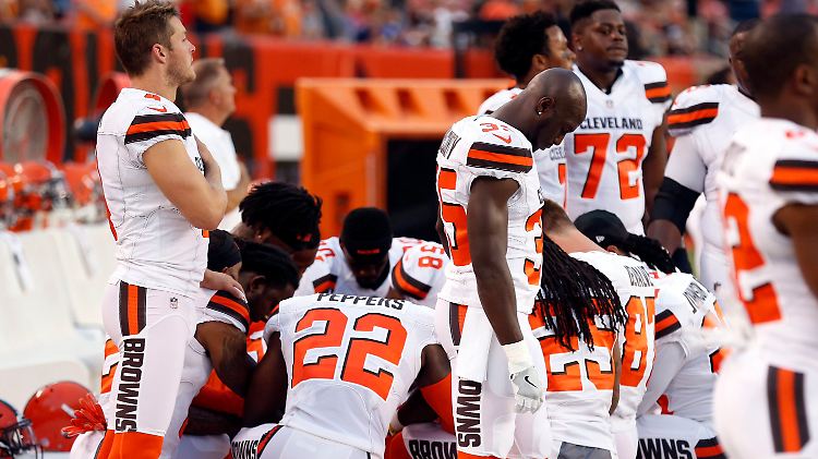 Footballer der Cleveland Browns protestieren beim Abspielen der Nationalhymne gegen Rassismus und Ungerechtigkeit. 