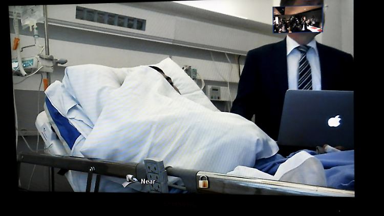 Der geständige Messerangreifer war vom Krankenhaus per Videoschalte zum Verhör zurgeschaltet.