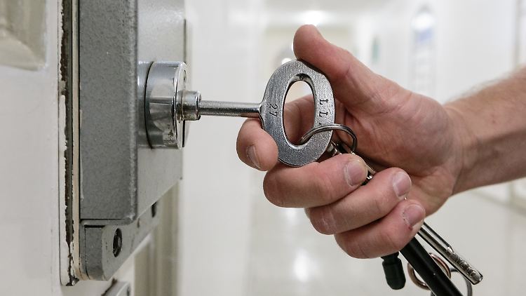 Alltagsszene in der JVA Lübeck: Hier sollte der veurteilte Straftäter noch bis 2021 einsitzen.