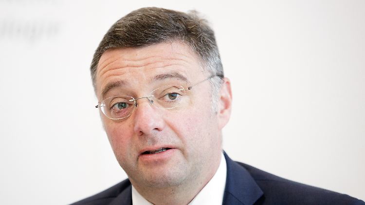 Verkehrsminister Jörg Leichtfried vereinbarte mit den Herstellern die Nachrüstungen.