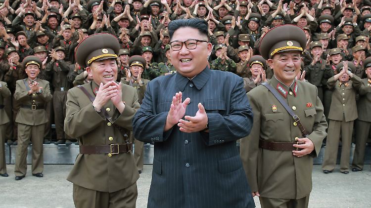 Kim Jong Un lässt sich feiern: Sein Rüstungsprogramm treibt er trotz des Streits mit den USA weiter voran.