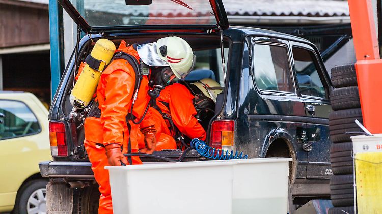 Einsatzkräfte an der Autowerkstatt in Schlangenbad.