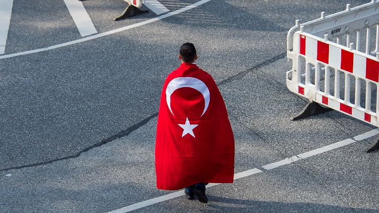 Die Bundesregierung versucht, den Einfluss Erdogans auf Deutschtürken einzudämmen. 