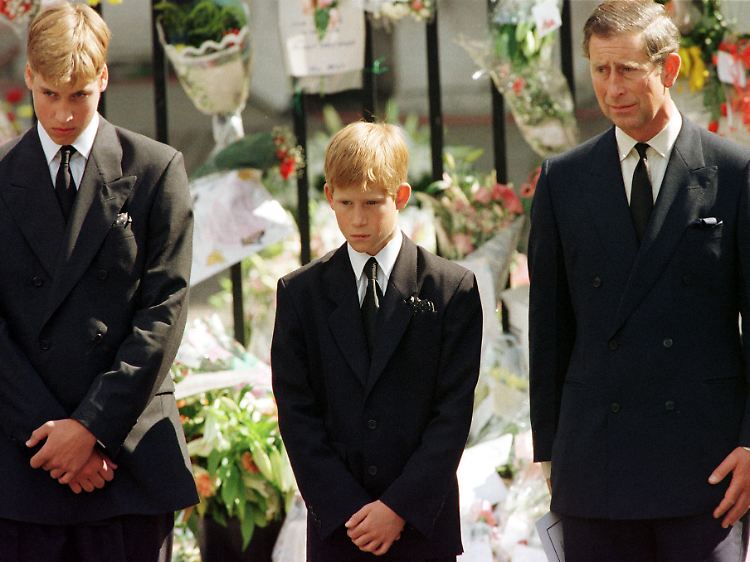 Einer der schwersten Momente in ihrem Leben: William, Harry und Charles (v.l.n.r.) beim Begräbnis von Lady Diana.