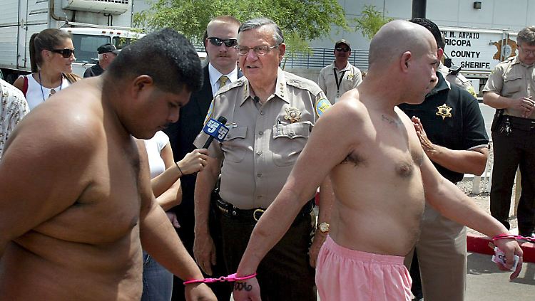 In Joe Arpaios Zeltcamp bekamen die Häftlinge als erstes rosa Unterwäsche verpasst. So ließe sich vermeiden, dass diese gestohlen werde, sagte er zur Begründung.