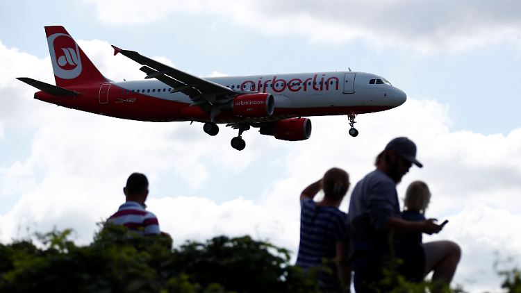 Endphase des Landeanflugs auf Tegel: Eine Maschine in den Farben der Air Berlin.