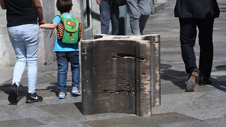 Die Steine sind Teile kleiner Türmchen des Kölner Doms, die aus konservatorischen Gründen ausgebaut wurden.