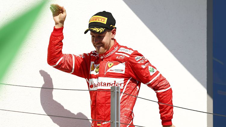 Walks like an Egyptian: Vettels Sebastian nach dem Sieg in Ungarn.