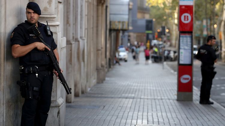 Flaniermeile unter Polizeischutz: In der Innenstadt von Barcelona hat ein bewaffneter Beamter die Lage im Blick.