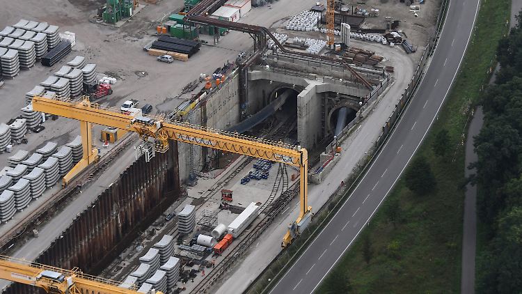 Beim Verfüllen der Einbruchstelle im Tunnel wird auch eine 18 Millionen Euro teure Bohrmaschine einbetoniert.