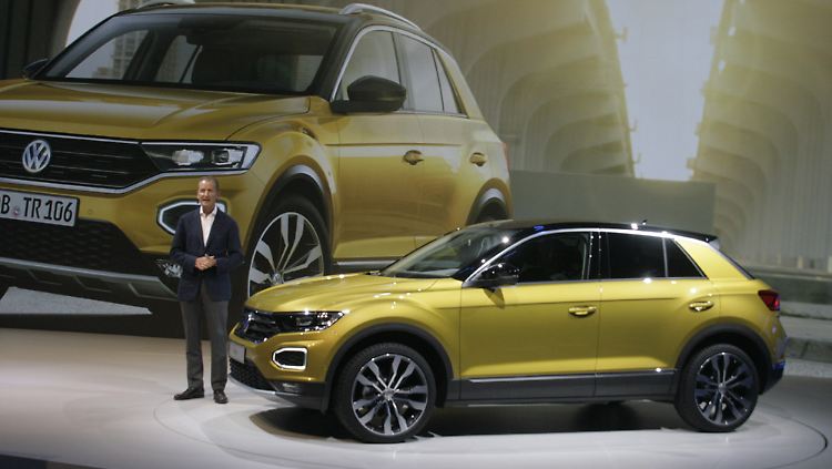 "Neuer Maßstab": Dr. Herbert Diess präsentiert den Volkswagen T-Roc.