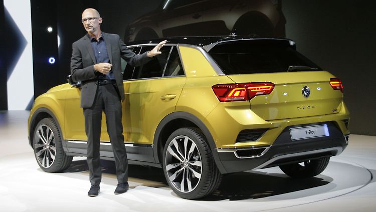 Chefdesigner Klaus Bischof erläutert die Eigenheiten des Stylings des VW T-Roc.