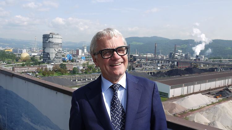 Wolfgang Eder vor dem Voestalpine-Stahlwerk in Linz.