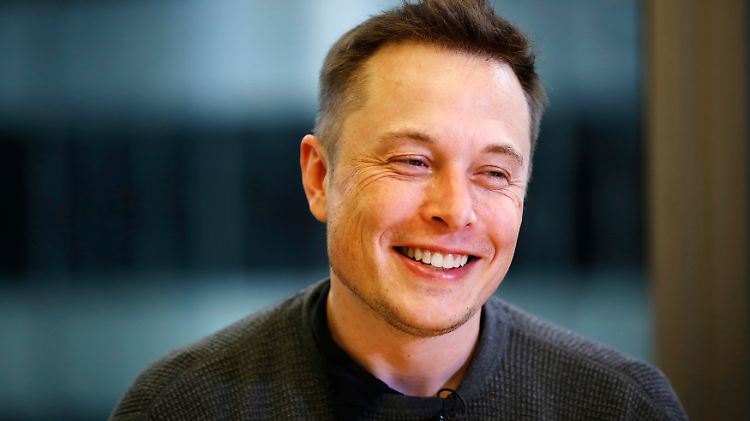 Hat gut lachen: Elon Musk präsentiert den ersten SpaceX-Raumanzug.