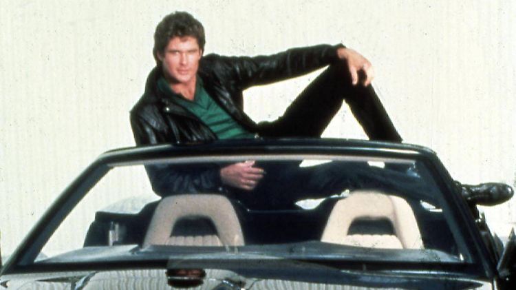 Kein Mann liegt so schön auf einem Auto rum wie David Hasselhoff. 