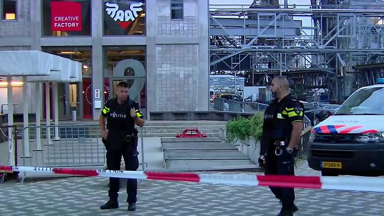 Polizisten sichern die Gegend, nachdem das Konzert abgesagt wurde.