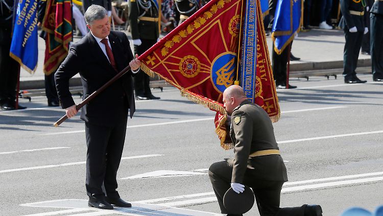 Mit einer Militärparade feiert die Ukraine ihre Unabhängikeit vom "Reich des Bösen", wie Präsident Poroschenke die Sowjetunion in seiner Rede nennt.