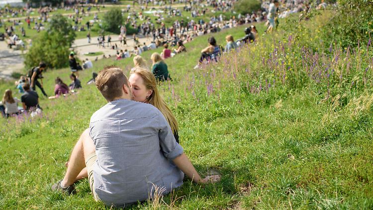 Zuneigungsbekundungen lassen sich am kommenden Wochenende durchaus ins Freie verlegen.