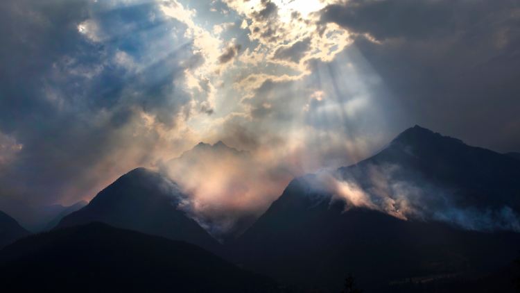 Riesige Rauchwolken steigen in große Höhen und verdunkeln in British Columbia die Sonne. In Europa kann die Asche mit Lichtradaren nachgewiesen werden.