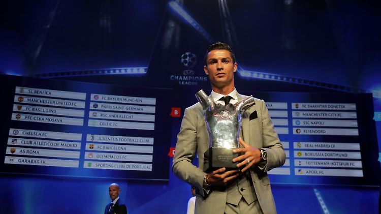 Cristiano Ronaldo posiert mit der Trophäe in Monte Carlo.