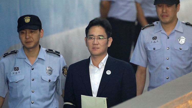 Lee Jae Yong auf dem Weg zur Verhandlung.