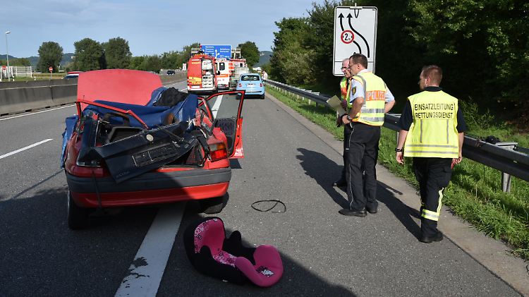 Der Wagen des 18-Jährigen wurde durch die Baggerschaufel zertrümmert.