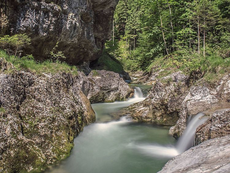 Schön ist's am Weißbach in Oberbayern. Nach einem Brückeneinsturz mussten elf Jugendliche dort ein unfreiwilliges und schmerzhaftes Bad nehmen.