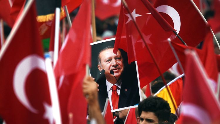 Deutsch-Türken feiern Präsident Erdoğan bei einer Kundgebung in Köln.