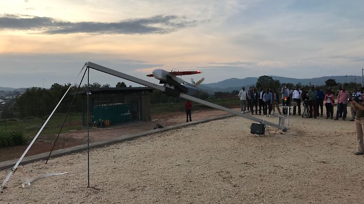 Zipline liefert die Blutkonserven rund um die Uhr aus.