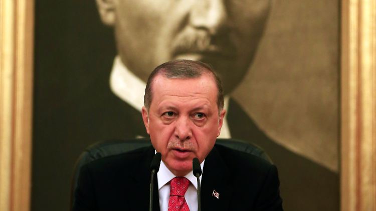 Präsident Erdogan vor einem Porträt von Mustafa Kemal Atatürk, dem Gründer der modernen türkischen Republik.