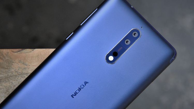 Das Nokia 8 schimmert mattblau. 