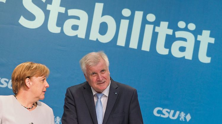Tritt Merkel 2021 nochmal an? Seehofer hält das vier Wochen vor der Wahl 2017 für denkbar.