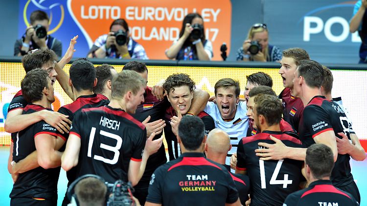 Freude pur: Die deutschen Volleyballer bejubeln ihren Auftaktsieg.