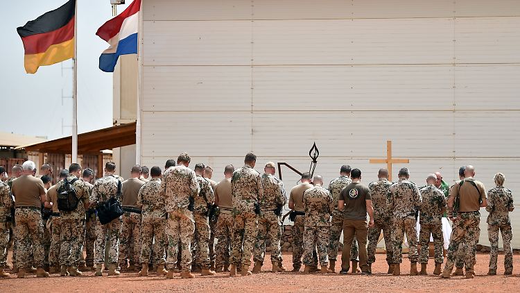 Bundeswehrsoldaten bei einem Gottesdienst für ihre verunglückten Kameraden in Mali.