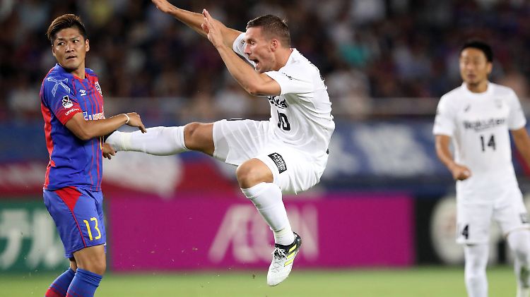 Ob sich Lukas Podolski mit der Attacke für den nächsten Mixed-Martial-Arts-Kampf empfehlen will?