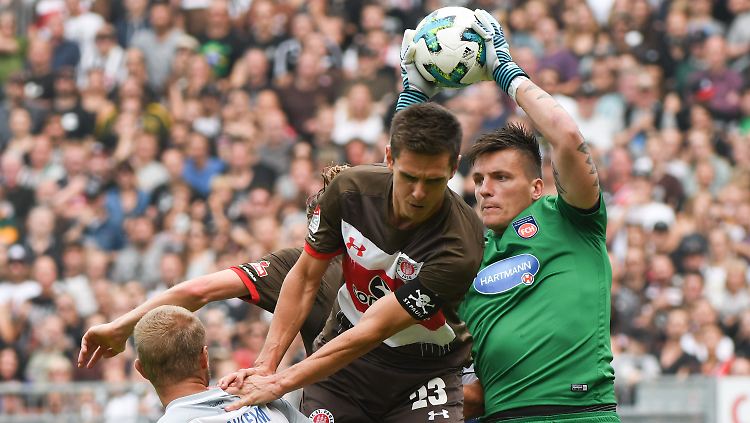 Das ist St. Paulis Glückspilz: Johannes Flum, hier im Duell mit Heidenheims Torhüter Kevin Müller.