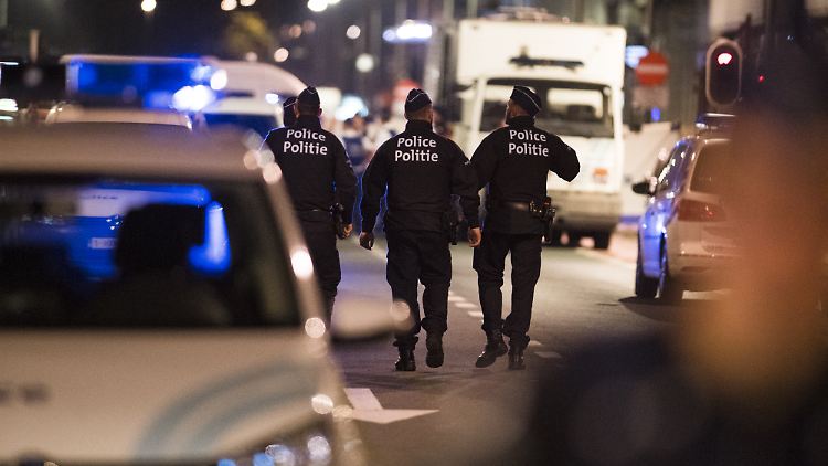 Der Angreifer war am Freitagabend im Zentrum von Brüssel mit einem Messer auf Soldaten losgegangen und hatte "Allahu Akbar" gerufen, bevor er von den Soldaten erschossen wurde. 