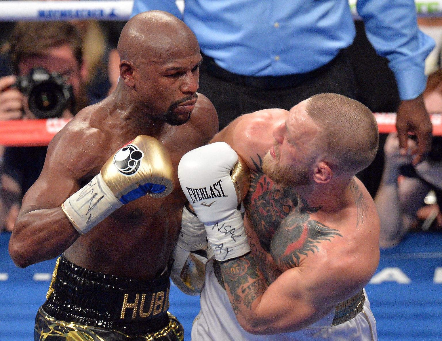 Box-Ikone Floyd Mayweather hat nichts anbrennen lassen und den Mega-Kampf gegen Mixed-Martial-Arts-Star Conor McGregor wie erwartet gewonnen.