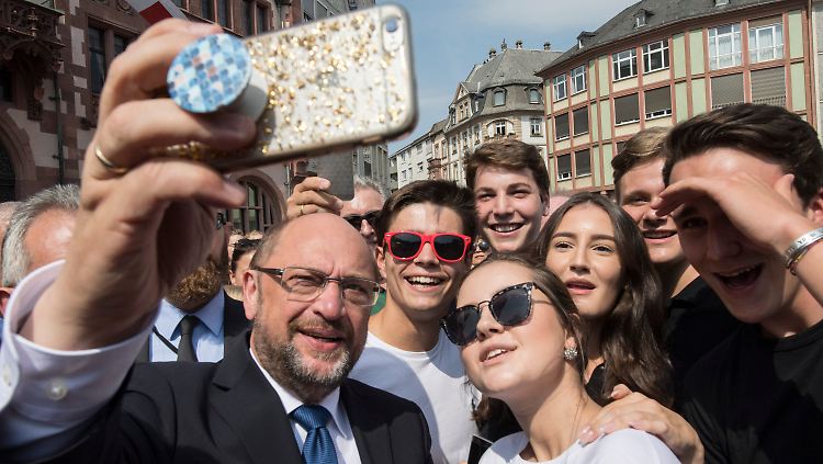 In Frankfurt am Main posiert Martin Schulz mit jungen Zuschauern für ein Gruppen-Selfie.