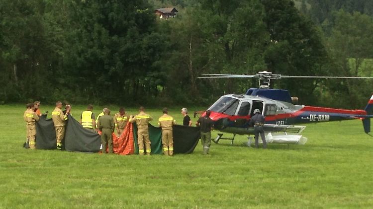 Ein Rettungshubschrauber landet auf einer Wiese in Krimml bei Zell am See.
