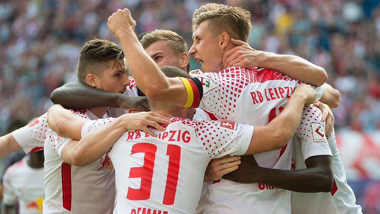 Jubel, Trubel, Heiterkeit: Leipzigs Willi Orban lässt sich für sein Tor zum 2:1 feiern.