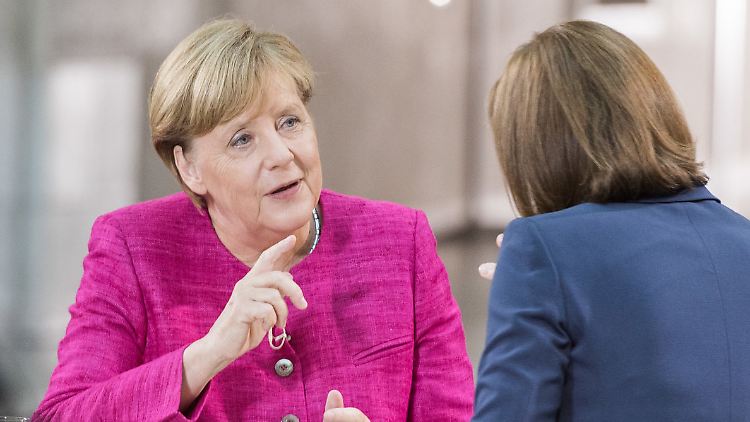 Noch Jahrzehnte werde es den Verbrennungsmotor geben, sagt Merkel.